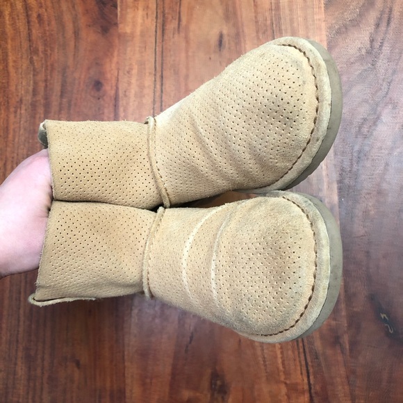 UGG CLASSIC UNLINED MINI PERF BOOTS - Picture 4 of 8